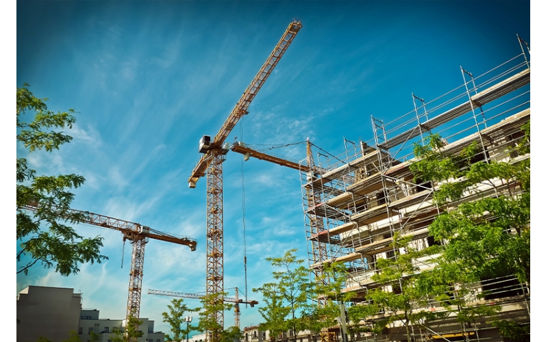 建筑施工項(xiàng)目管理項(xiàng)目是建筑施工企業(yè)最基本的業(yè)務(wù)單元，企業(yè)開(kāi)展數(shù)字化轉(zhuǎn)型要以項(xiàng)目為基石，緊緊圍繞不同項(xiàng)目類(lèi)型、階段、業(yè)務(wù)全場(chǎng)景開(kāi)展，最終實(shí)現(xiàn)企業(yè)數(shù)字化轉(zhuǎn)型升級(jí)。隨著工程建設(shè)項(xiàng)目投資規(guī)模增長(zhǎng)，建筑物形式多樣、體量大、結(jié)構(gòu)復(fù)雜，同時(shí)建筑施工周期長(zhǎng)，使用的材料品種多，耗用量大。建筑施工項(xiàng)目管理主要呈現(xiàn)以下特點(diǎn)。覆蓋面廣建筑施工項(xiàng)目管理綜合性強(qiáng)、涉及面廣，需要工程、商務(wù)、技術(shù)等部門(mén)多方協(xié)同，同時(shí)還涉及建筑、